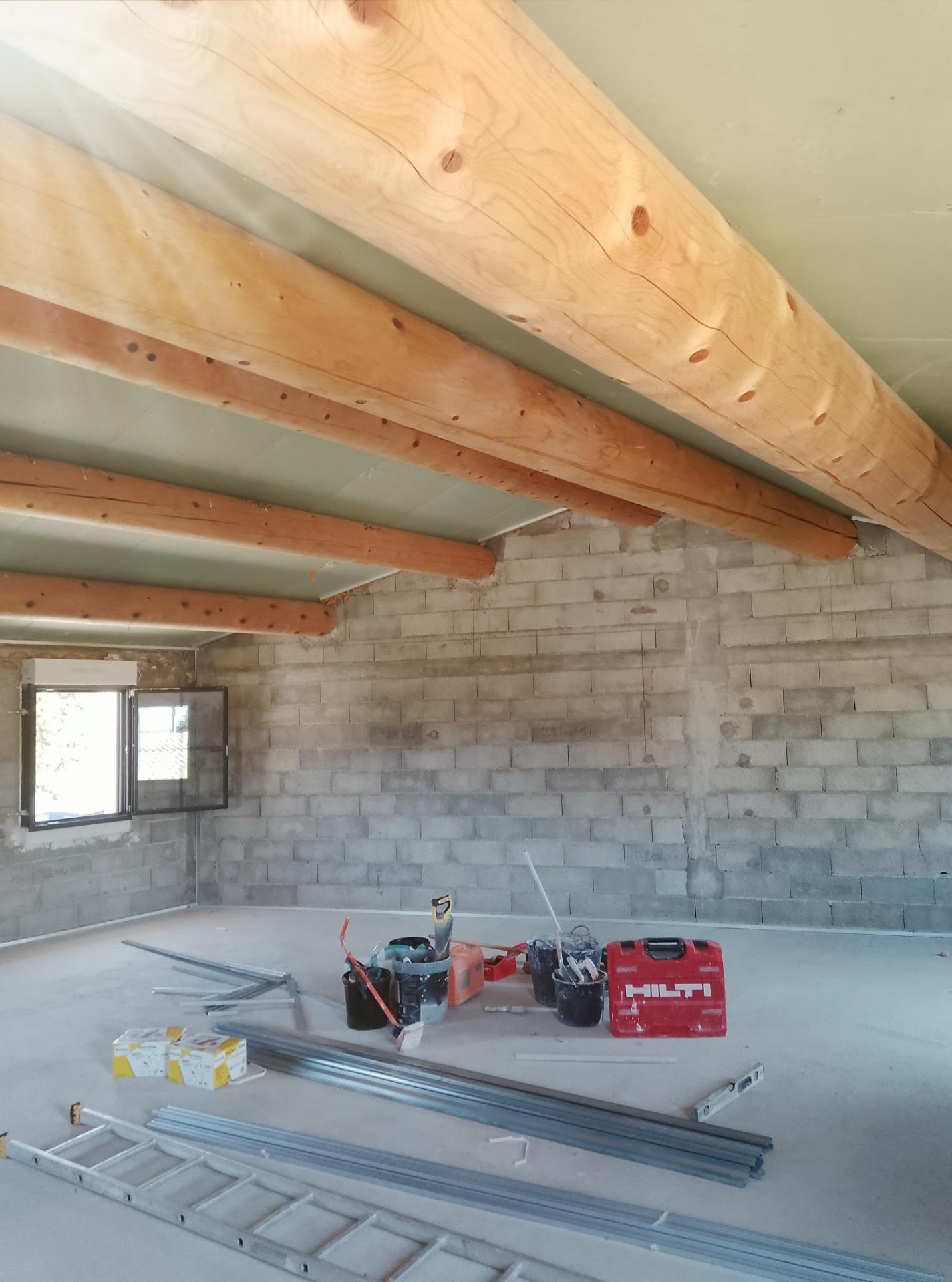Plafond en plaques de plâtre réalisé entre des poutres en bois